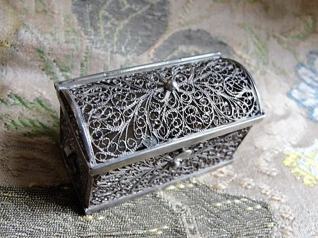 GORGEOUS Filigree Antique Silver Hinged Box,Small Dome Top Casket ,Miniature Trinket Box,Vanity,Ring Box,Decorative Boxes,Collectible Silver